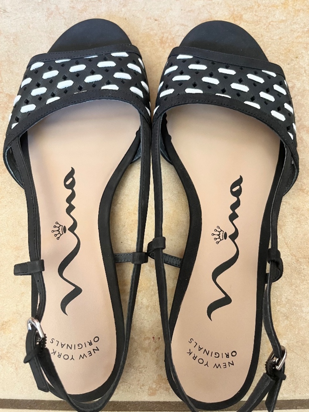 NEW!! NINA ORIGINALS LEATHER BLACK WHITE FLAT SANDALS 8.5